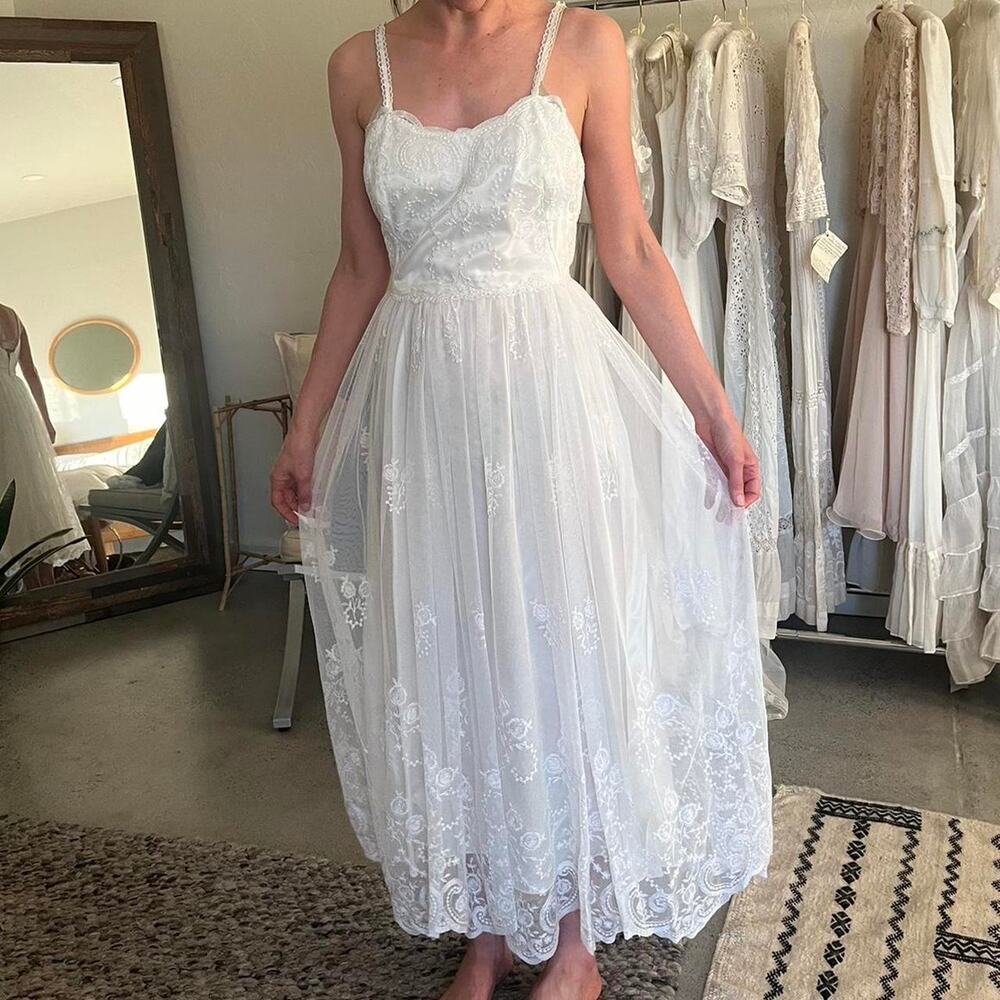 Women's XS/SM Gown White Lace Vintage 1980s Romantic Sweetheart Neckline Bridal